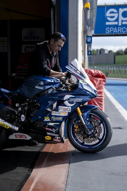 Meccanico al lavoro su una Yamaha da gara nel box