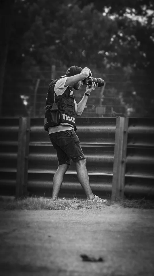 Manuel Vallasciani, fotografo al lavoro a bordo pista