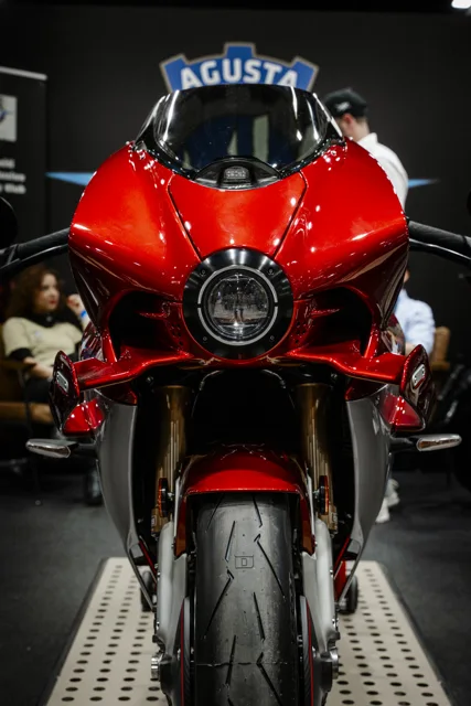 MV Agusta rossa, vista frontale in esposizione