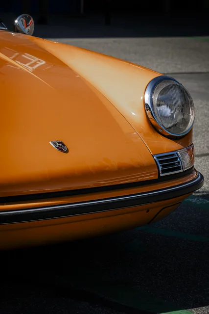 Faro e cofano di una Porsche Targa arancione