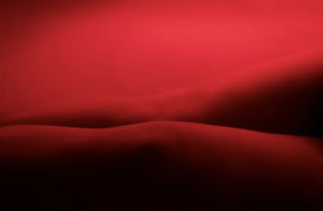 Forme astratte e ombre nella luce rossa