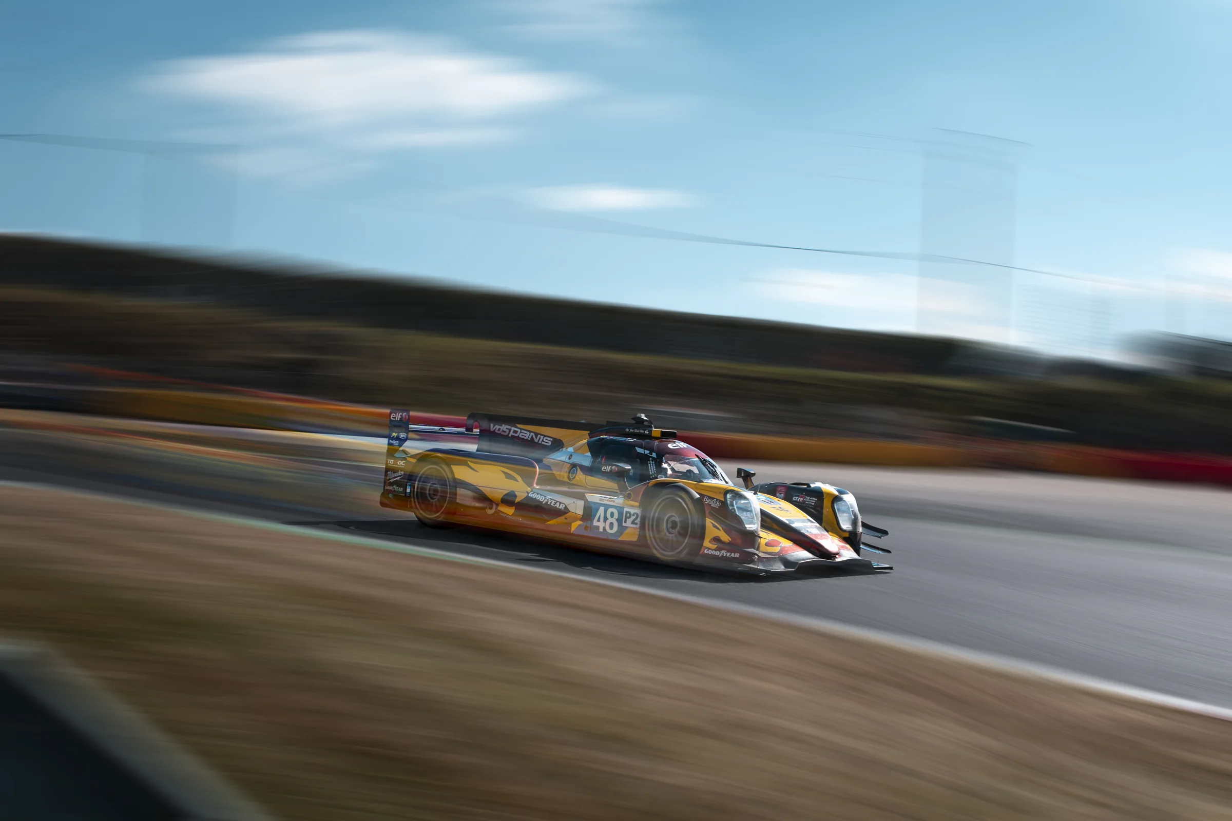 Auto da corsa numero 48 in panning sulla pista